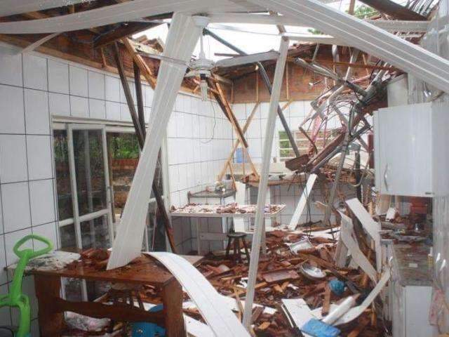 Idosa teve casa destru&iacute;da por torre h&aacute; 6 anos, vive de aluguel e quer justi&ccedil;a