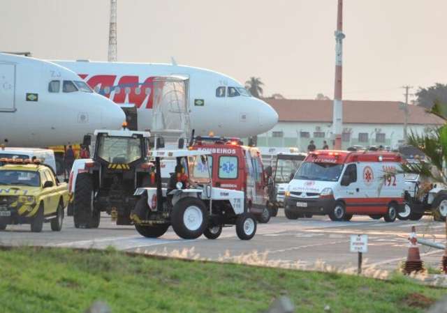 Samu chega no aeroporto para ajudar a socorrer passageiro de avi&atilde;o