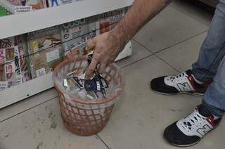 O lixo foi o destino de um santinho recebido por um eleitor campo-grandense. (Foto: Marcelo Calazans)