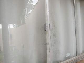 Casa com vidro quebrado no Itamaracá (Foto: André Bittar) 