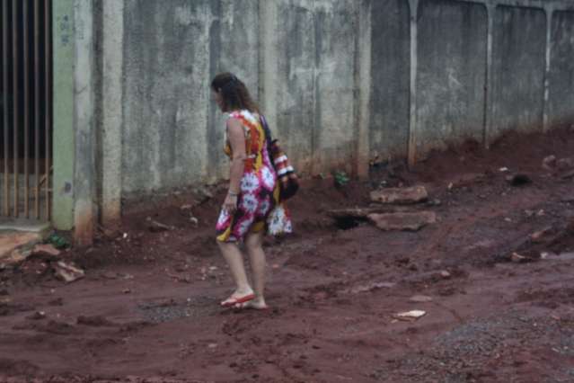 Obra de drenagem transforma ruas em &quot;lama&ccedil;al&quot; e revolta moradores