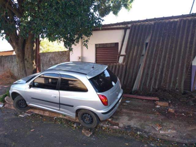 Motorista perde controle, derruba varanda de casa e &eacute; preso por beber
