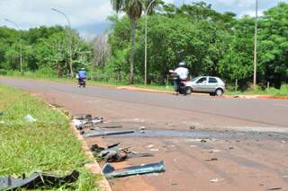 No asfalto, estilhaços, lataria e marcas que indicam que o carro de passeio foi arrastado. (Foto: João Garrigó)