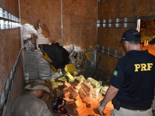 Droga estava escondida em fundo falso de caminhão-baú. (Foto: Divulgação/PRF)