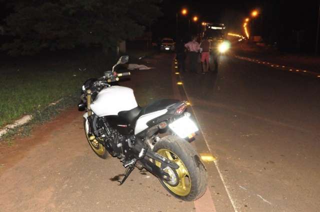 Motociclista perde controle de moto 600 cilindradas, bate em poste e morre