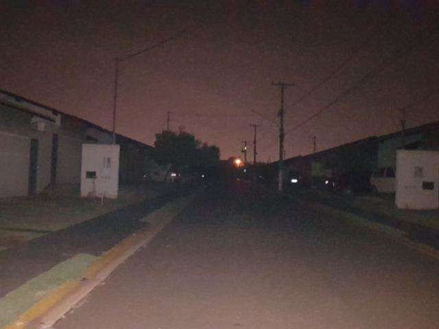 Problema na rede el&eacute;trica deixa moradores sem luz em bairro da Capital