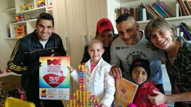 Lutadores de muay thai exercitam a solidariedade com doa&ccedil;&otilde;es de leite