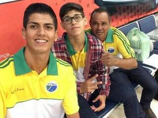 Bruno (esq), João e o ténico Wilson Nando disputam circuito em Saquarema (RJ). (Foto: Divulgação)