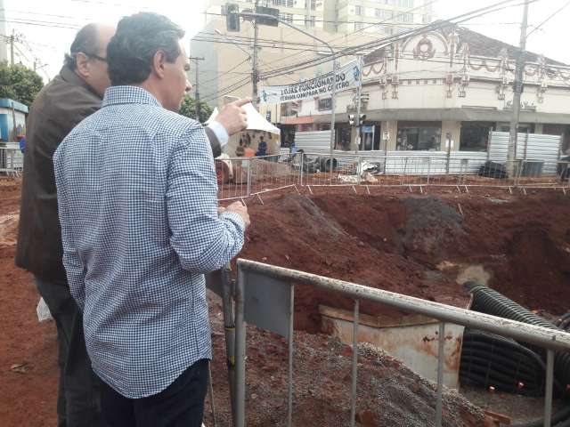 Marquinhos visita obras no Centro e diz que chuva n&atilde;o muda cronograma