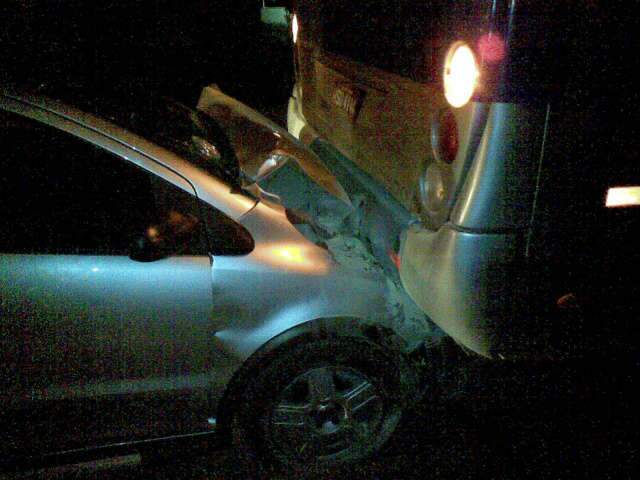  Motorista colide carro contra &ocirc;nibus estacionado no Jardim Veraneio