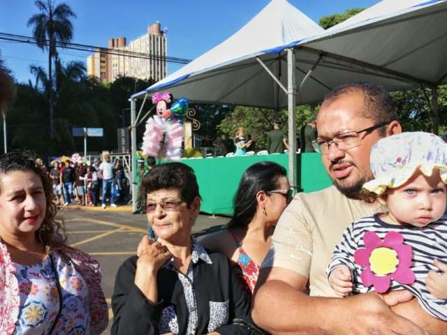 Com fam&iacute;lias e ato pol&iacute;tico, desfile re&uacute;ne plateia de 8 mil pessoas