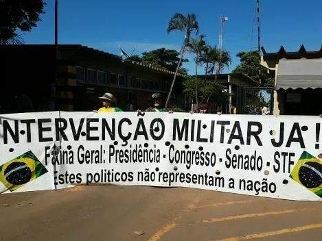 Grupo fecha entrada de distribuidora para pedir interven&ccedil;&atilde;o militar