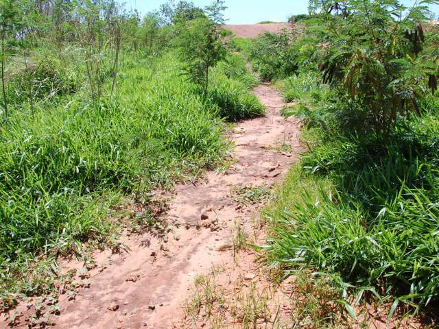  Abandonada, pista de motocross vira dep&oacute;sito de lixo e at&eacute; &oacute;leo de motor