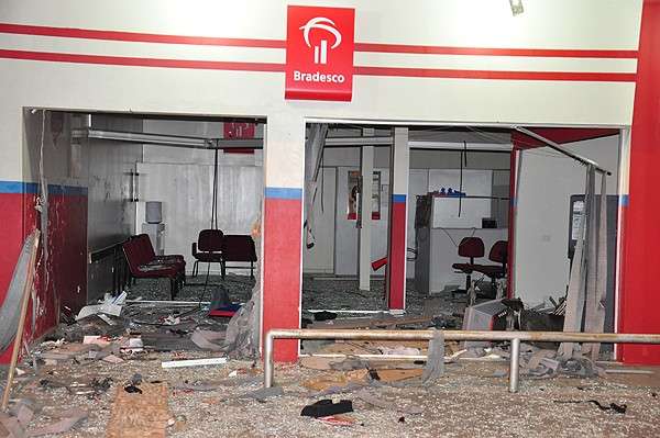 Seis homens utilizaram carros de luxo para explodir ag&ecirc;ncias banc&aacute;rias