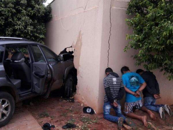 Adolescente bate carro furtado em muro ao fugir da pol&iacute;cia no Noroeste 