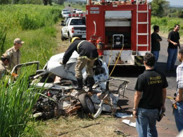  Batida entre caminh&atilde;o e carro de passeio mata 3 pessoas na MS-480