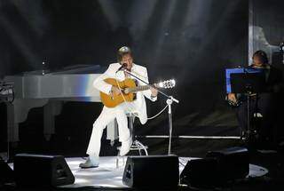 Para cantar &quot;Emoções&quot;, Roberto Carlos tocou o violão