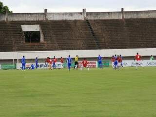 Times em campo no final desta tarde no estádio Morenão. (Foto: Marina Pacheco) 