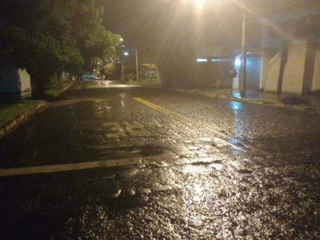 Chuva fraca baixa temperatura e refresca in&iacute;cio da noite de feriado na Capital 