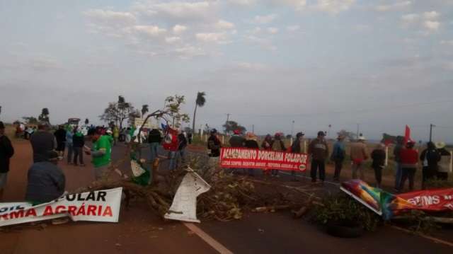 Integrantes do MST bloqueiam cinco trechos de rodovias federais em MS 