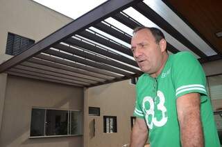 Empresário Benildo Domingos, 50 anos, conta que teve prejuízo de  R$ 5 mil com vazamento. (Foto: Minamar Júnior)