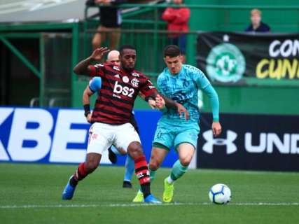 Flamengo supera a Chapecoense e coloca pressão no Palmeiras