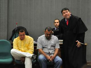 Advogado José Roberto Rodrigues da Rosa faz explanação na 2ª Vara do Tribunal do Júri nesta tarde. (Foto: João Garrigó) 