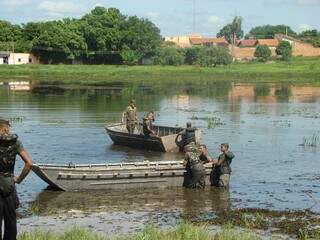 Militares ajudam fazem a limpeza da lagoa em Aquidauana. (Foto: Anastácio News)