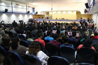 Professores e estudantes foram hoje à Câmara Municipal. (Foto: Fernando Antunes)