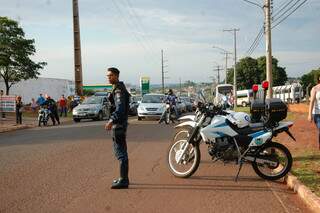 Presença da polícia de trânsito minorou problema. (Foto: Simão Nogueira)