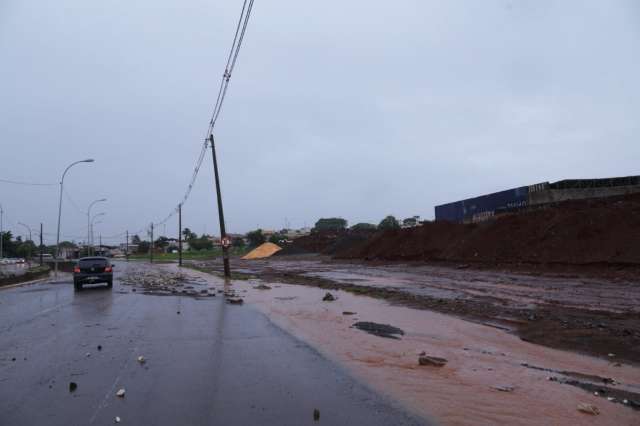 Ap&oacute;s enxurrada, asfalto cede perto de c&oacute;rrego e pedras dificultam tr&acirc;nsito