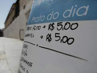 Placa na calçada informa o preço do restaurante, que fica ao final de um corredor na Barão do RIo Branco. (Foto: João Paulo Gonçalves)