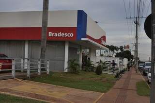 Rapaz invadiu agência do Bradesco na Av. Costa e Silva para se proteger e atraiu atenção da polícia. (Foto: Marcelo Calazans)