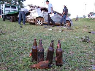 Tanto no carro quanto fora dele, foram encontradas garrafas de cerveja, algumas ainda estavam cheias. (Foto: Fernando da Mata)