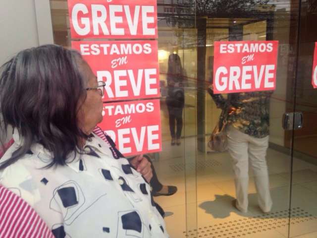 Greve prejudica aposentados e adia saque do seguro-desemprego