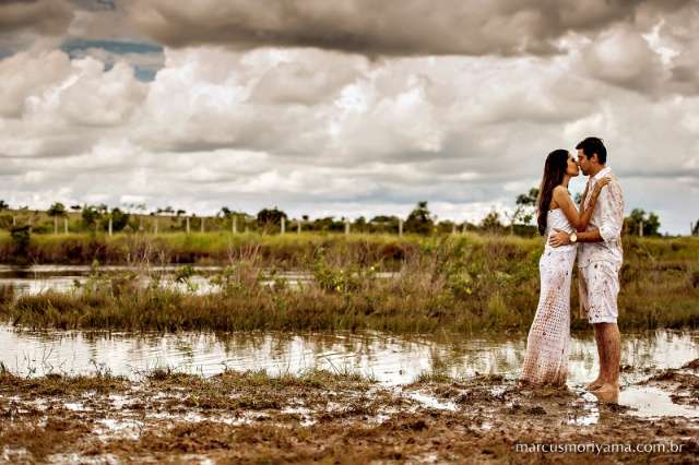 De branco, noivos encaram lama e ensaio em fazenda rende bela foto at&eacute; com chuva