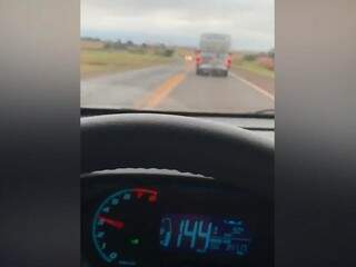 Condutor se aproxima de van para mostrar velocidade (Foto: Direto das Ruas)