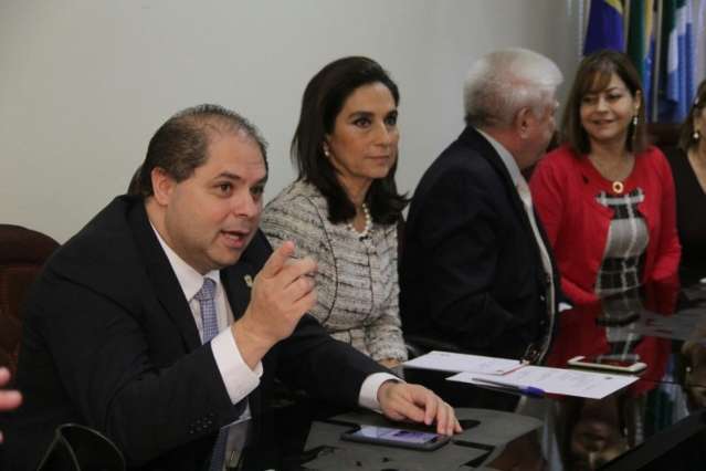 Vereadores do PMDB se re&uacute;nem para decidir se deixam a base de Olarte