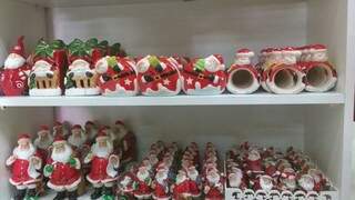 Enfeites de Papai Noel custam a partir de R$ 8,95 na loja Kochi.(Foto: Renata Volpe)