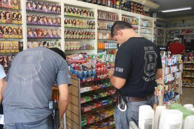 Opera&ccedil;&atilde;o fecha drogaria e interdita 2 parcialmente por irregularidades