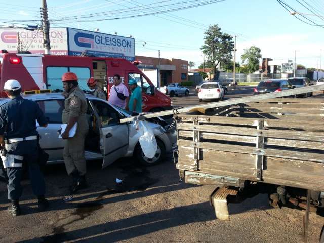 Leitor flagra batida de carro e caminhonete na Coronel Antonino