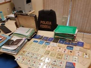 Documentos de índios vítimas de golpes encontrados na casa de advogada, em Ponta Porã (Foto: Divulgação/PF)