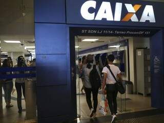 Clientes entrando em agência da Caixa, que faz o pagamento do PIS (Foto: José Cruz/Agência Brasil)