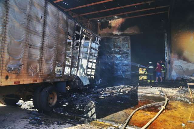 Fogo destr&oacute;i caminh&atilde;o e bombeiros salvam galp&atilde;o de f&aacute;brica de colch&otilde;es