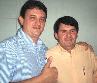O ex-prefeito cassado, Carlos Augusto (DEM) e o vice Edivaldo Rezende (PSC), que assumirá o cargo nesta quarta-feira. (Foto: Cassilândia News)
