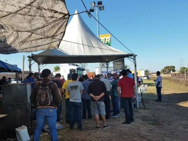 Caminhoneiros deixam 13 pontos e mant&eacute;m 6 bloqueios nas BRs de MS