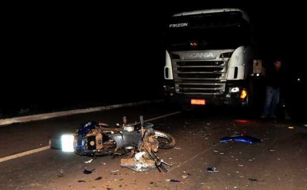 Motociclista fica em estado grave ap&oacute;s colis&atilde;o contra carreta em Nova Andradina