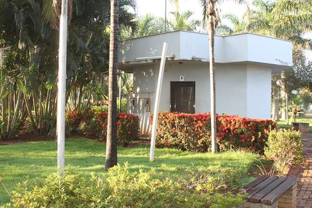 Homem &eacute; encontrado morto no banheiro de pra&ccedil;a em Chapad&atilde;o do Sul