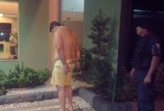 Lutador foi preso após matar hóspede dentro de hotel em Campo Grande. (Foto: Reprodução/Direto das Ruas)