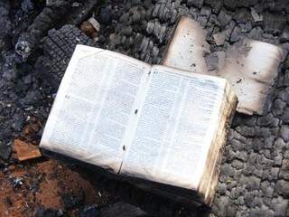 Bíblia com as páginas praticamente intactas mesmo depois do fogo que destruiu barracos (Foto: Kisie Ainoã)